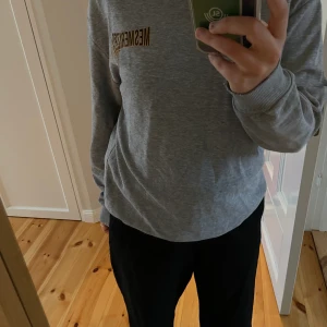 Collage tröja från HM  - Snygg grå sweatshirt med tryck❤️ Köpte för 299kr men säljer för 70kr eftersom ärmarna är lite slitna☺️