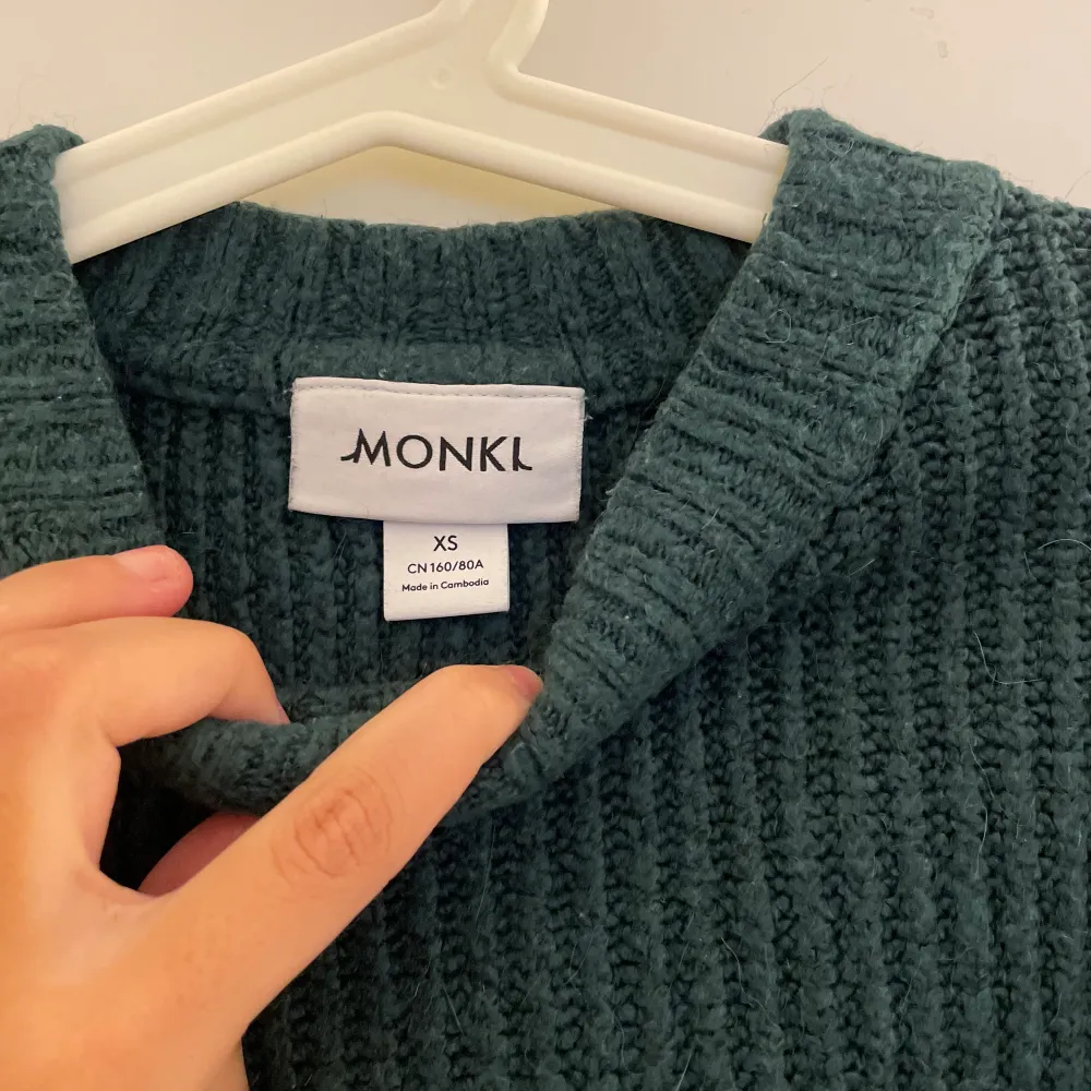 En grön stickad tröja från Monki i storlek xs säljer för 50kr💓. Stickat.