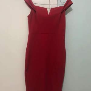 Säljer denna fina röda klänning, använd 2 gånger men e som helt ny❣️