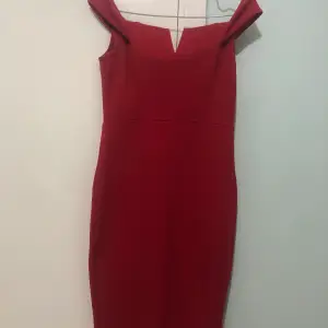 Säljer denna fina röda klänning, använd 2 gånger men e som helt ny❣️
