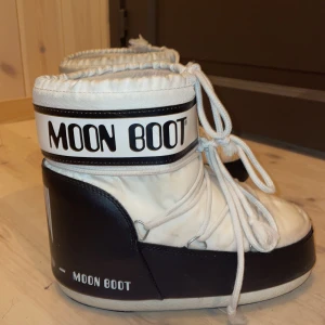 Moonboots - Jag säljer min sjukt snygga moonboots som jag har haft en vinter. De är sparsamt använda men har gulnat lite men märks inte när man har på sig dom. Går att postas men köparen står för frakt. Buda gärna. Nypris 1500kr säljs 500kr 