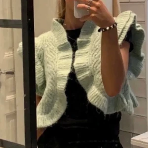 Zara grön volang kofta - Grön volang kofta. Använd 2 gånger och är i väldigt bra skick. Storlek Xs