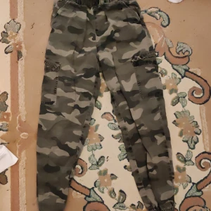 Camo byxor - Camo byxor, lite slitna