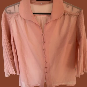 Blus - Välsydd och exklusiv känsla i denna vintageblus. Ärmarna är vida, vilket var svårt att göra rättvisa på bilden