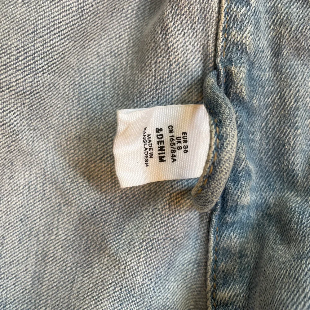 Säljer denna snygga ljusblåa Jeans jackan. Skulle tipsa om att någon som är lite kortare än mig hade varit skit snygg i den. Jag är 178 och gillar oversized jeans jackor så därför säljer jag den då den är lite för liten. . Jackor.