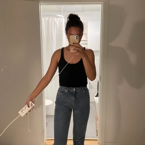 Jeans med slits  - Jeans med slits. Superfina men tyvärr för små för mig! 