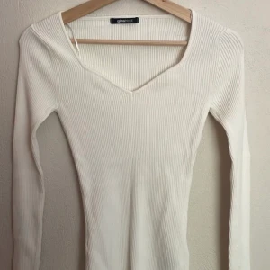 GinaTricot - En vit tröja frpn gina tricot i bra skit bara använd några gå gånger.