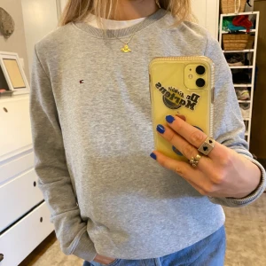 Tommy Hilfiger sweatshirt  - Sparsamt använd sweatshirt from Tommy Hilfiger. Nypris: 1000kr ❤️