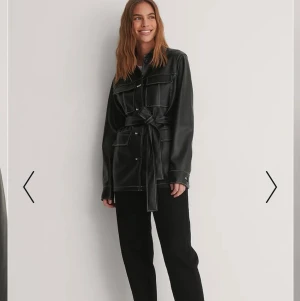 Pu-jacka med bälte - Svart pu-jacka med bälte k midjan och vita sömmar. Snygg höst jacka, använd 1-2 gånger, som ny. Inköpt för 549 kr säljer nu för 450 kr. 