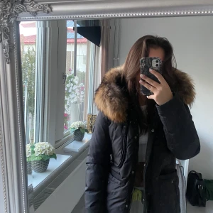 Hollies jacka  - Säljer min hollies jacka, jättefint skick med äkta päls. Köpt på pondus 2020 den är jätte varm och bekväm nypris 4000kr 