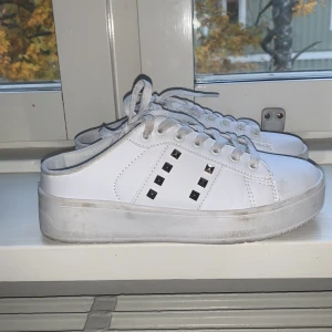Skor - Jag säljer mina jätte snygga vita skor med guldiga detaljer på dom är lite smutsiga men dom tvättad inan dom skickas säljer för att dom inte kommer till användning använda 1 gång💗