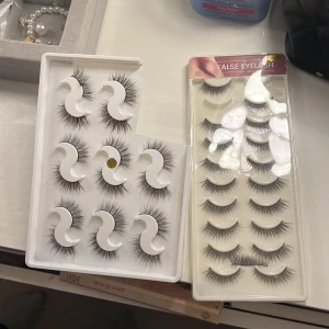 Ögonfransar - PRISET GÄLLER ETT PAKET! HÖGRA ÄR SÅLD! Dessa två paket fransar söker nu nytt hem då dom inte kommer till den användning dem förtjänar! Superfina, endast ett par använda ur vardera! 💓