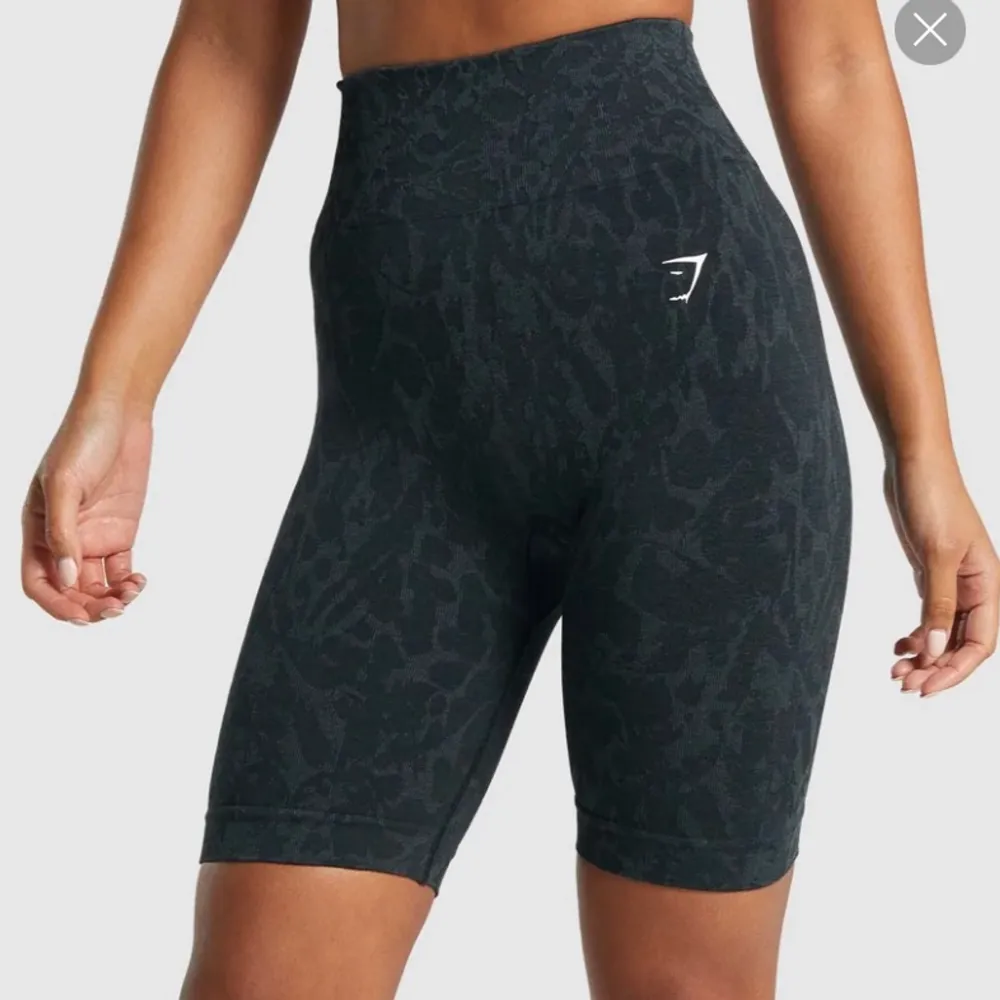 Säljer dessa minimalt använda ”Adapt animal seamless cykling shorts” från gymshark i storlek xs. Sitter supersnyggt men är du å gränsen till för små nu💕. Shorts.