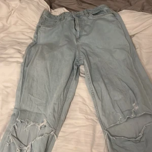 Snygga jeans ❤️ - Snygga jeans med hål.kommer från H&M dom har lite små fläckar som knappt syns och dom går och spänna i midjan
