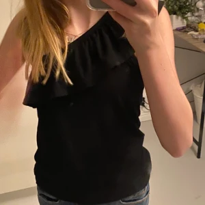 Volang tröja😚❣️ - Svart volang tröja från Cubus❣️Använd några fåtal gånger. Slutsåld! Står inte för postens slarv och tar inga returer. Tryck inte på köp nu! 🥰 