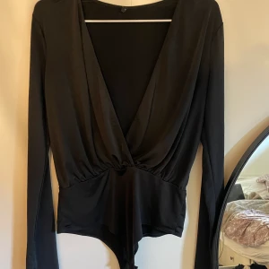 Body - Svart body. Avklippt storleksetikett. Uppskattad storlek är ca 38/40.