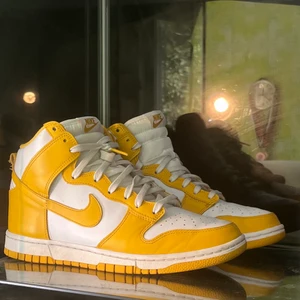 Nike dunk high dark sulfur - Dunk high dark sulfur i storlek 41 🥰. Dem är i en riktigt skön färg med en perfekt nyans av gul💛. Dem är även i ❗️riktigt bra skick❗️. Skickar gärna flera bilder 🦋. 🍀 Kan fraktas/mötas upp i Stockholm🍀 🔥kvitto finns🔥  Priset kan diskuteras vid snabb affär👍
