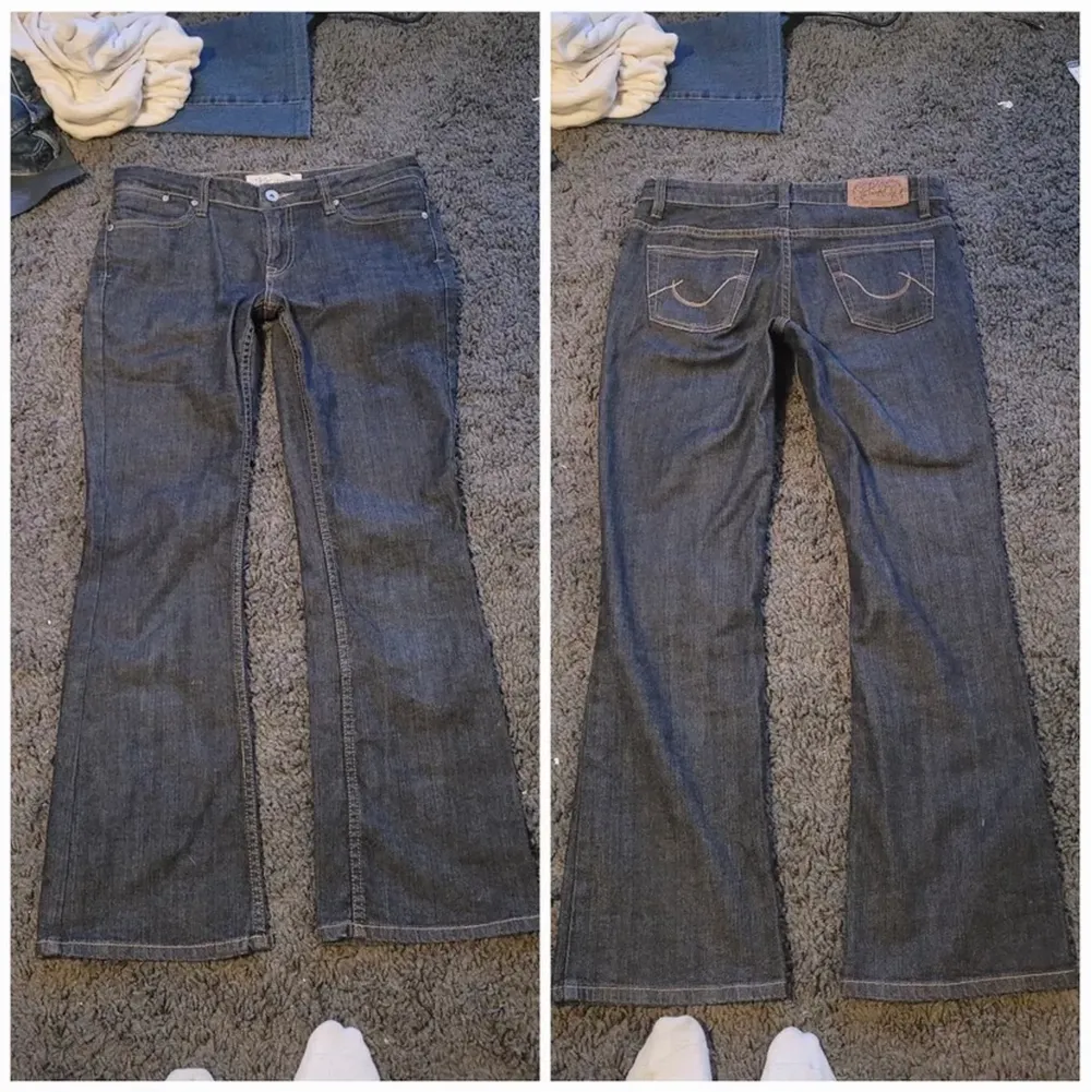 Ett par svarta/gråblå låg midjade jeans köpta på plick, kom privat för mått ❤️ . Jeans & Byxor.