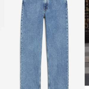 Snygga jeans från Monki. Modem Taiki straight leg. Använda men i fint skick.