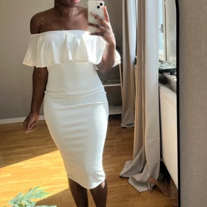 Vit klänning  - Klänning från Nelly i storlek M, liten i storleken passar mig som har storlek xs/s. Endast använd en gång, mycket bra skick 