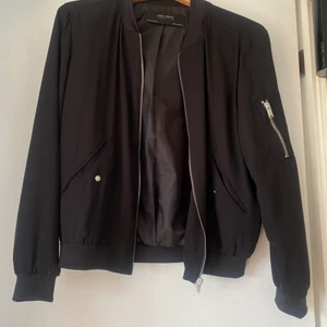Zara - Tunn svart jacka från Zara i storlek S. Knappt använd.