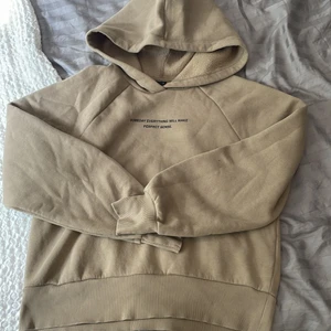 Hoodie från Gina tricot - Mörkbeige hoodie stl Xs fint skick.
