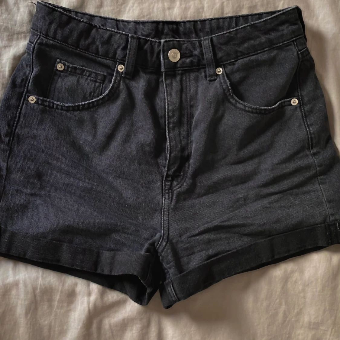 Gråa jeansshorts 
