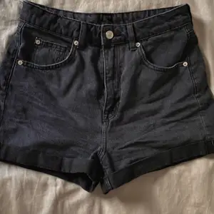 Säljer ett par gråa jeans shorts från divided köpta på hm men knappt använda