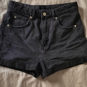 Gråa jeansshorts  - Säljer ett par gråa jeans shorts från divided köpta på hm men knappt använda