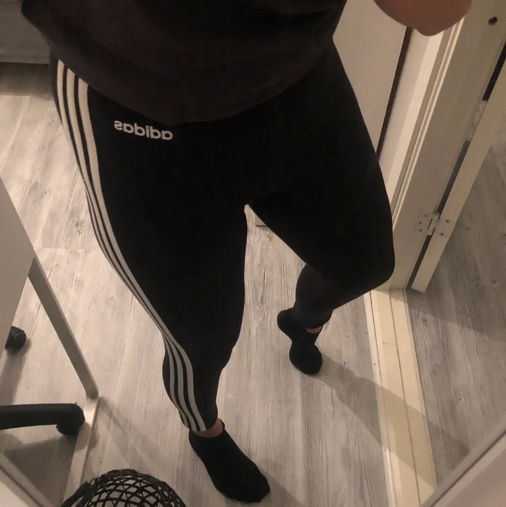 Säljer dessa träningsbyxor från adidas, aldrig använda. Köpt för 200kr, säljer för 120kr . Jeans & Byxor.