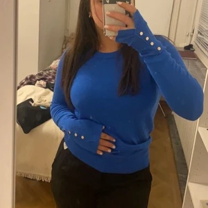 Blå tröja med knappar  - Detta är en fin blå tröja från zara som inte kom till användning alls. Köpt för 260kr och prislappen är även på💕