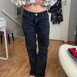 Lågmidjade jeans från weekday som är i modellen Arrow. Jättesnygga💕