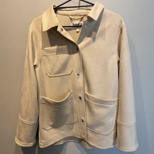 Jacka i mocka  - Använd få antal gånger - i nyskick. Beige 