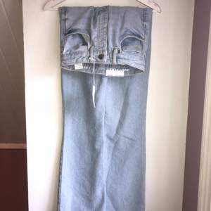 Oanvända bootcut jeans från bikbok.