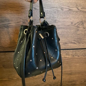 Väska - Bucketbag från zara, väldigt bra skick! Långt band medföljer