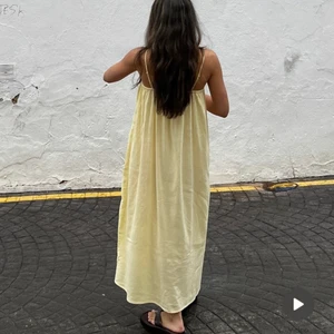 gul klänning! - säljer denna jättefina klänning från na-kd!! Den är aldrig använd och slutsåld på hemsidan🥰 (nypris 549kr)