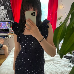Blå byxdress - Blå byxdress med vita prickar. Jag är 175 cm så den var kort vid benen men ändå söt. Står inte storlek men skulle säga S/M. 😊