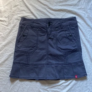 snygg edc kjol - midi kjol från edc by esprit, strl 34 på lapp men skulle säga mer än 36 eller 38a. Skriv privat för mått. Bra skick förutom ena knappen på bakfickan är borta. Köparen står för frakt! ⭐️