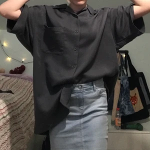 Grå skjorta - En stor grå skjorta från märket Direction. Det står 1X som storlek men jag skulle gissa på XL. Väldigt skönt och lätt material. Säljer då den inte kommer till användning 🖤🤍