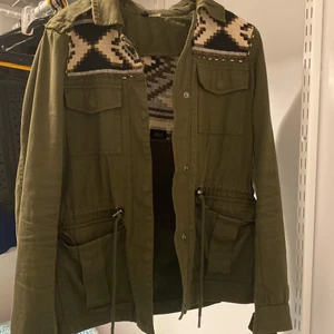 Jeans jacka - Nu säljer jag min jeans jacka från hm då den inte kommer till nån användning. Köpt den på Sellpy för 1 månad sen och använd endast 1 gång. Som ni ser där bak har har 3 st ”knutar” försvunnit men jag köpte den så på Sellpy! Annars är den i bra skick!💗 