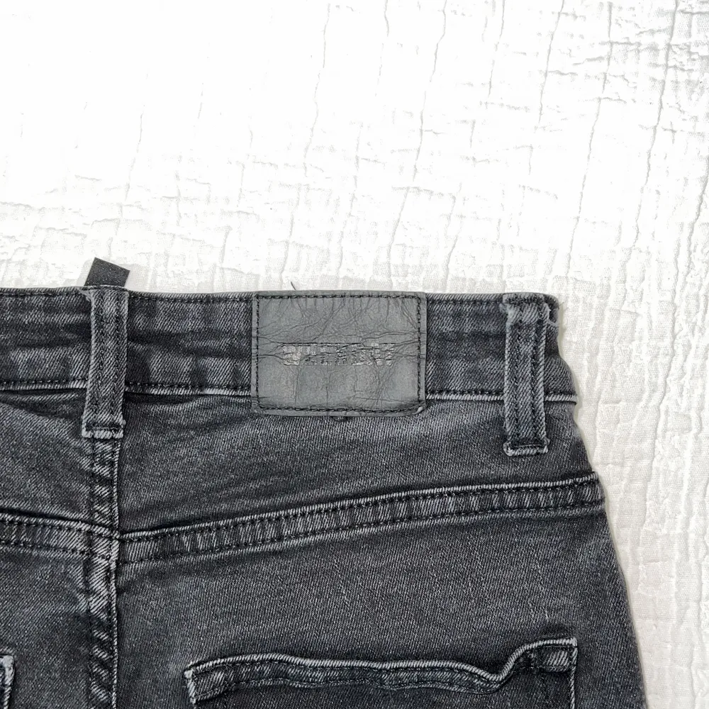 Svarta tajta weekday jeans! Använda men i bra skick! Väldigt stretchiga & bekväma!. Jeans & Byxor.