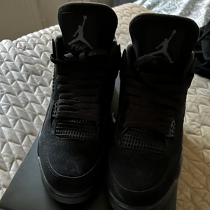 Jordan 4 Black cats  - Jordan 4 black cats  Skick 9/10  Strl 45/US11  