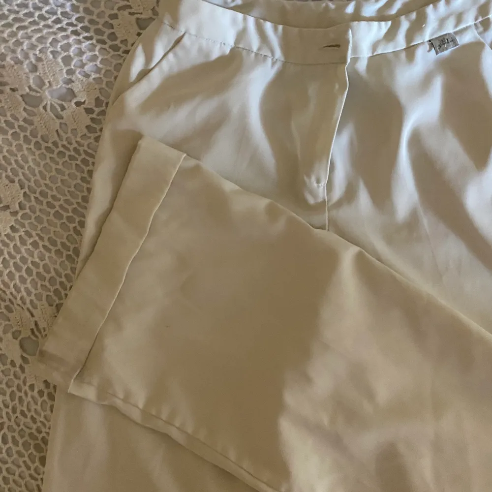 Ett par fina vita lowwaist kostymbyxor som i nyskick, skönt lätt material. Jeans & Byxor.