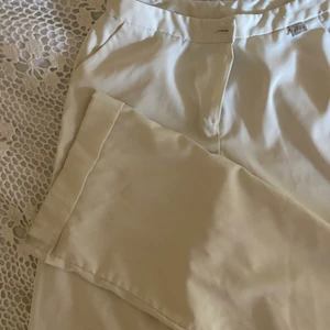 Vita kostym byxor - Ett par fina vita lowwaist kostymbyxor som i nyskick, skönt lätt material