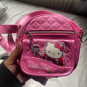 Rosa Hello Kitty väska med långa axelremmar i super bra skick, det enda är fläcken på andra bilden 