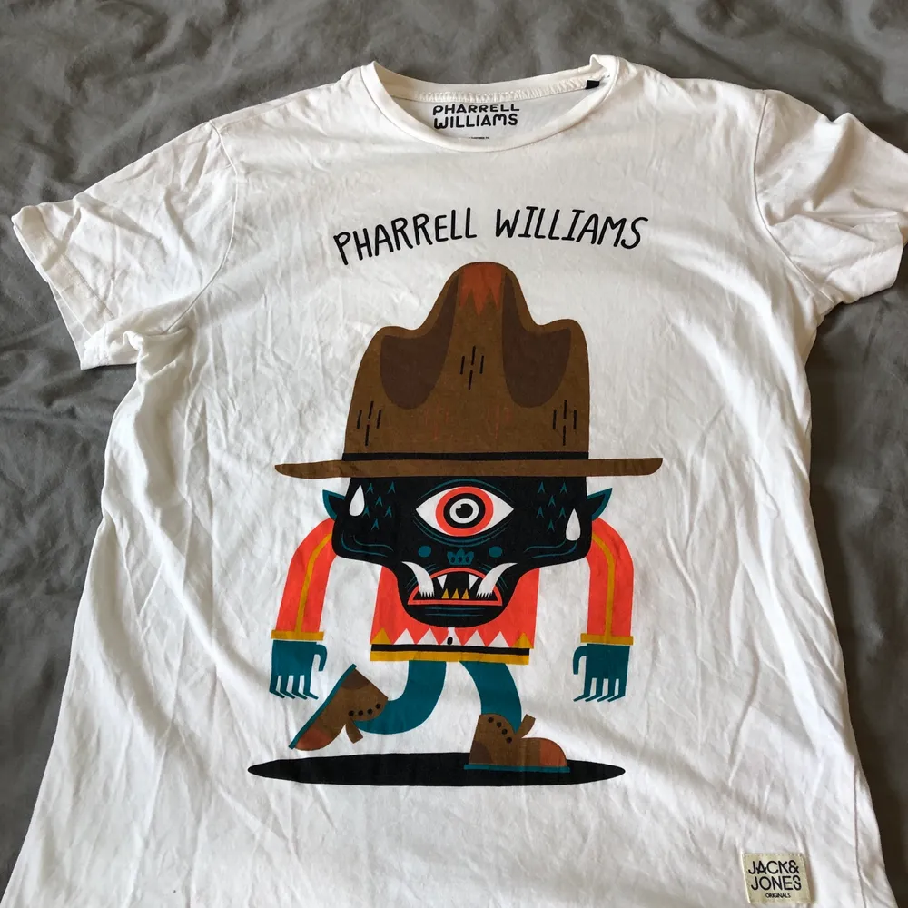 Säljer en fin pharell williams tshirt från jack n jones.. fint skick storlek small. T-shirts.