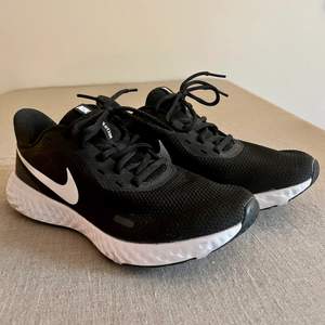 Nike revolution 5 sneakers i färgen svart/grå. Dam strl 40. Helt oanvända då storleken inte var rätt för mig.☺️