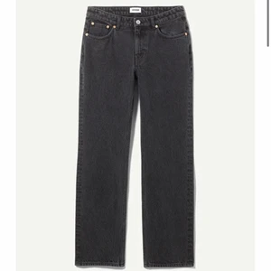 Weekday jeans - Säljer dessa svarta lågmidjade jeans från weekday i modellen pin Mid straight