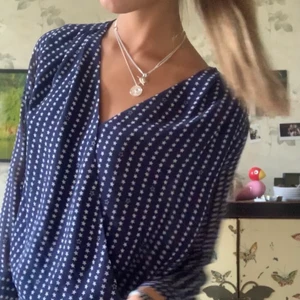 Zara blus - Säljer den snyggaste blusen från H&M. Så vacker och elegant och passar till vardags middagar och fest ❤️