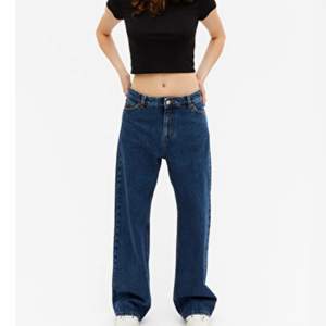 Säljer ett par jeans i modellen Naoki från monki pga att jag köpte för stor storlek. Jeansen är i superfina och knappt använda, dem sitter rätt baggy och är väldigt långa (Jag är 167 och dem är vid hälarna) . Köpta för 500kr på hemsidan 💞 köparen står för frakten 💞